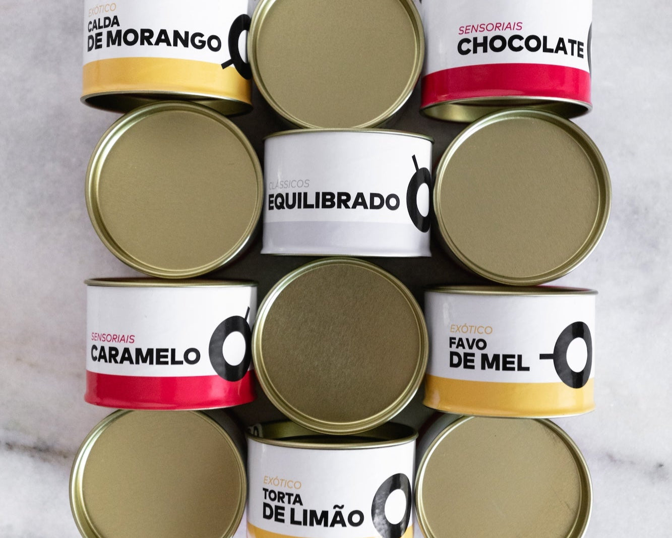 Foto de latinhas de cafés da Crio organizadas sobre uma mesa