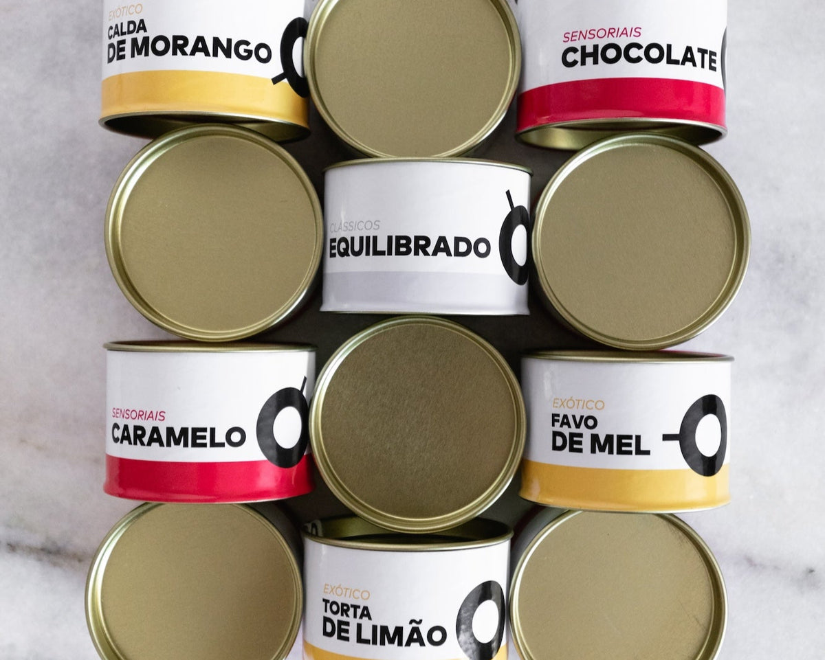 Foto de latinhas de cafés da Crio organizadas sobre uma mesa